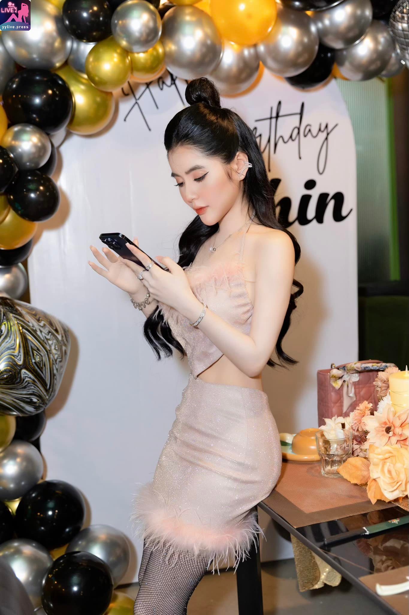 Ảnh Hân Tây Tạo Dáng Khoe Thân Hình Gợi Cảm Cuốn Hút 1
