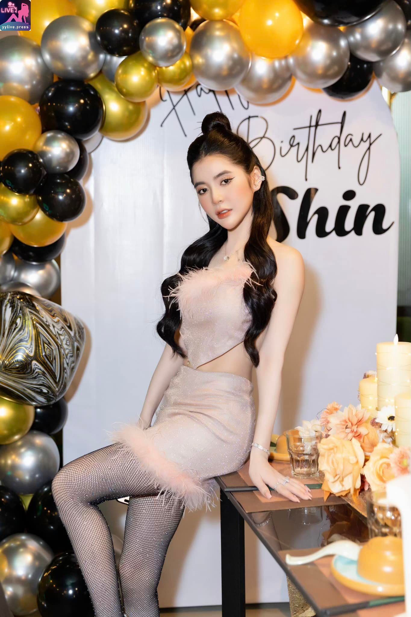 Ảnh Hân Tây Tạo Dáng Khoe Thân Hình Gợi Cảm Cuốn Hút 4