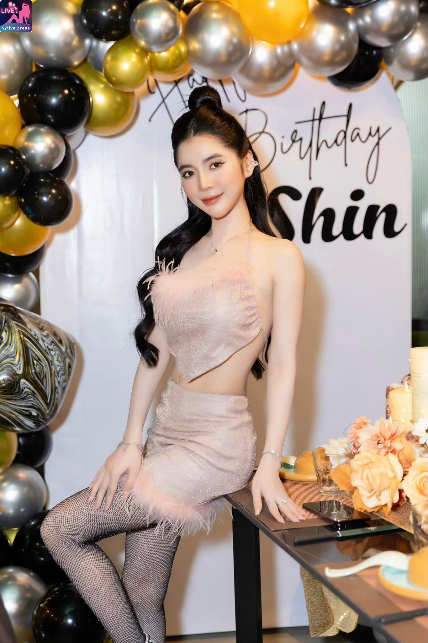 Ảnh Hân Tây Tạo Dáng Khoe Thân Hình Gợi Cảm Cuốn Hút 5