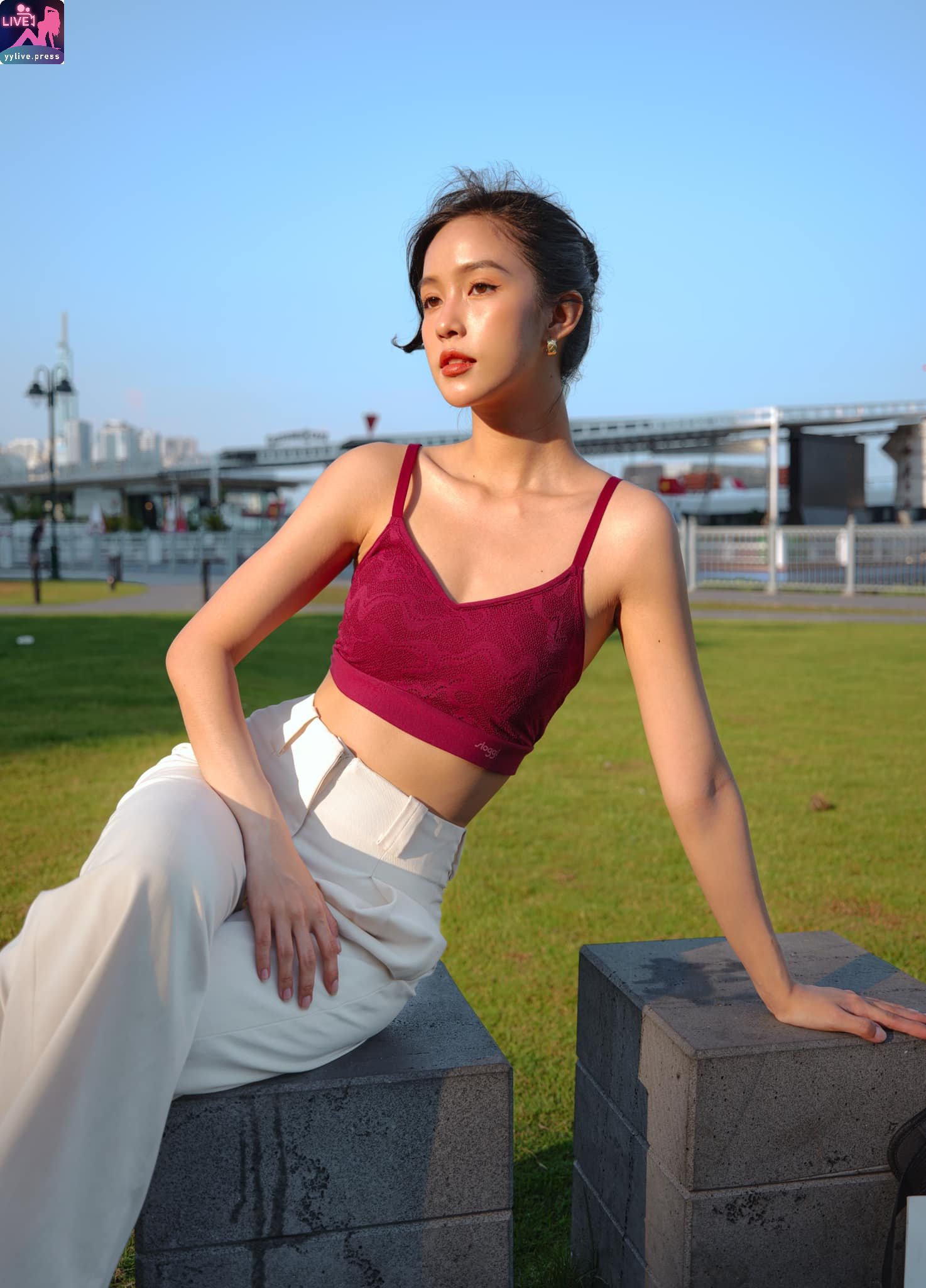 Chi Lê 5 Chi Lê Diện Đồ Hở Phô Vòng Một Nở Nang Đầy Cuốn Hút 5