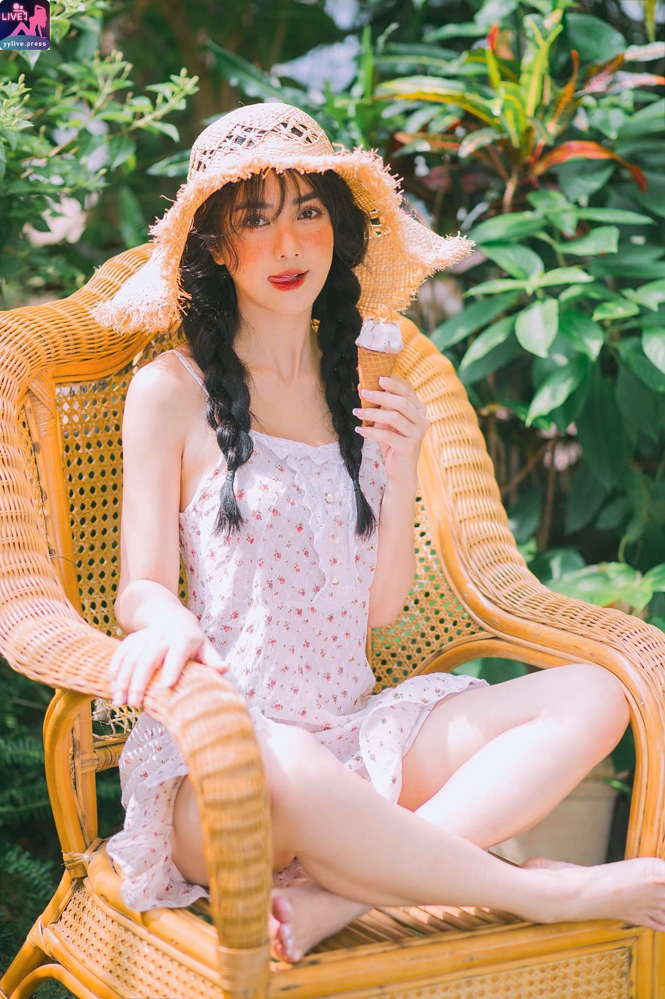 Hồ Thị Thùy Linh 2 Hồ Thị Thùy Linh Tạo Dáng Với Thần Thái Sang Chảnh Và Thân Hình Gợi Cảm 2