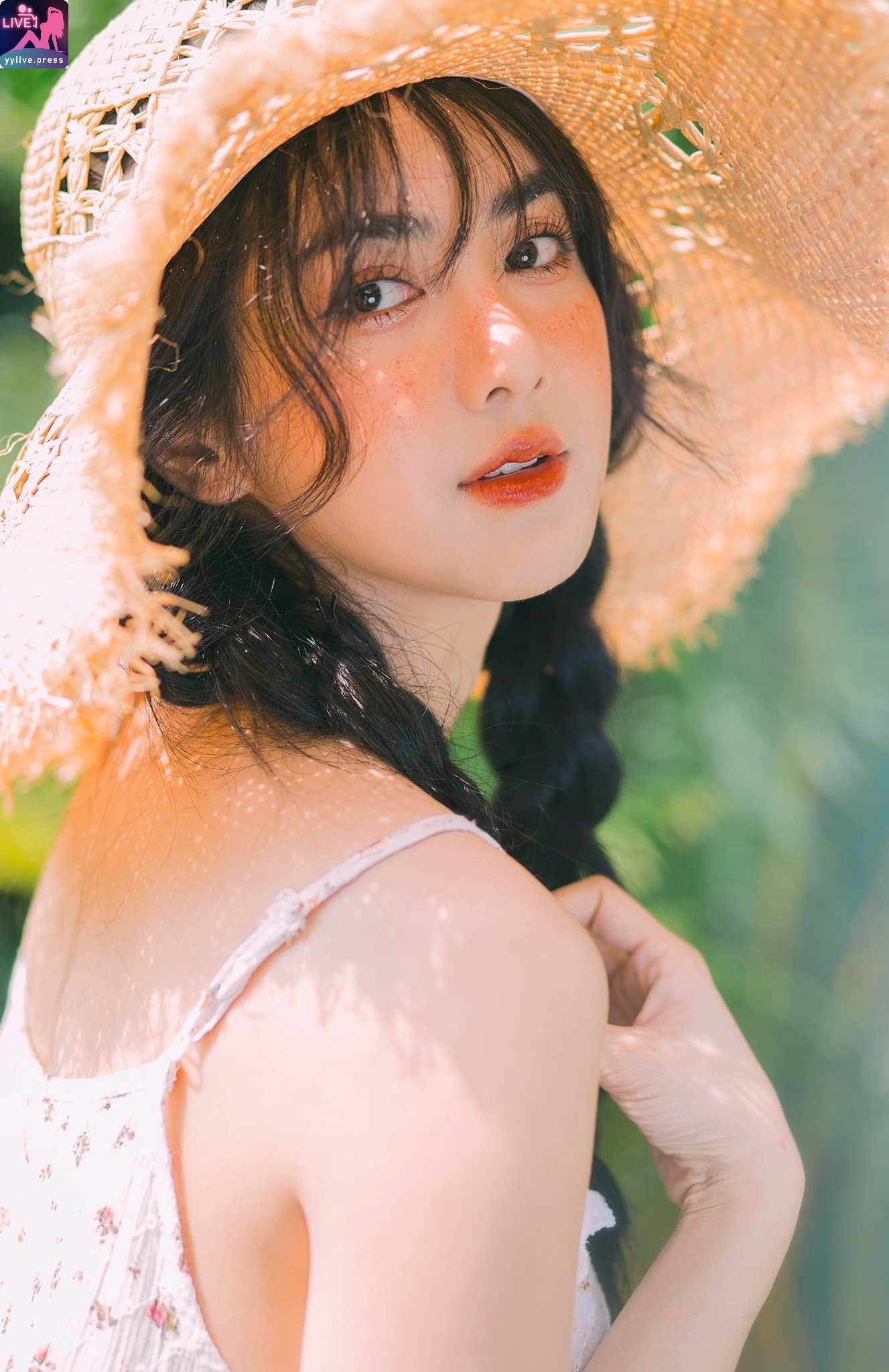 Hồ Thị Thùy Linh 4 Hồ Thị Thùy Linh Tạo Dáng Với Thần Thái Sang Chảnh Và Thân Hình Gợi Cảm 4