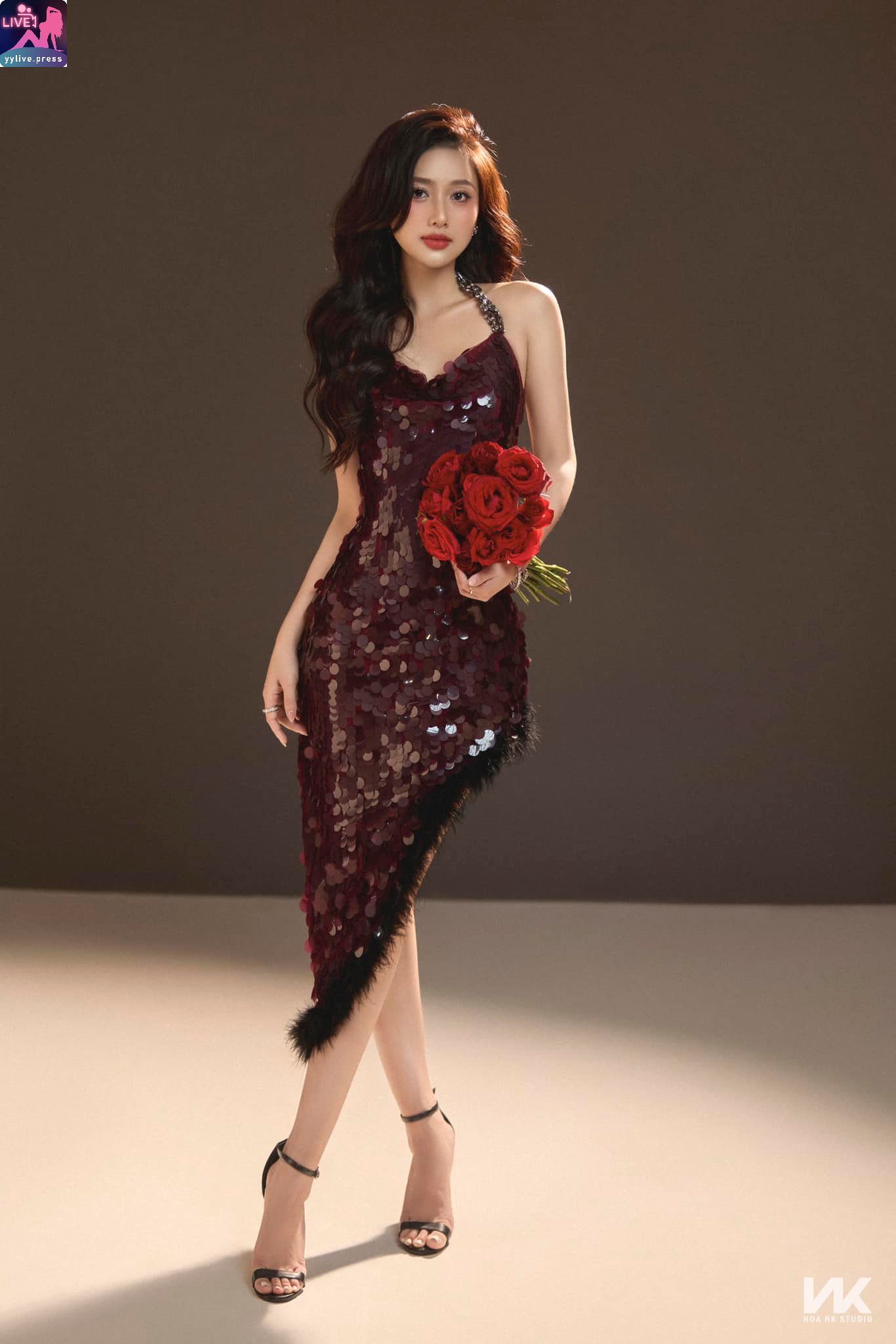 Hương Thu Bùi 3 Hương Thu Bùi Đầy Lôi Cuốn Với Phong Cách Thời Trang Gợi Cảm 3