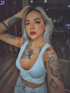 Kim Thanh Bùi Diện Áo Ngắn Khoe Hình Xăm Đầy Gợi Cảm 2