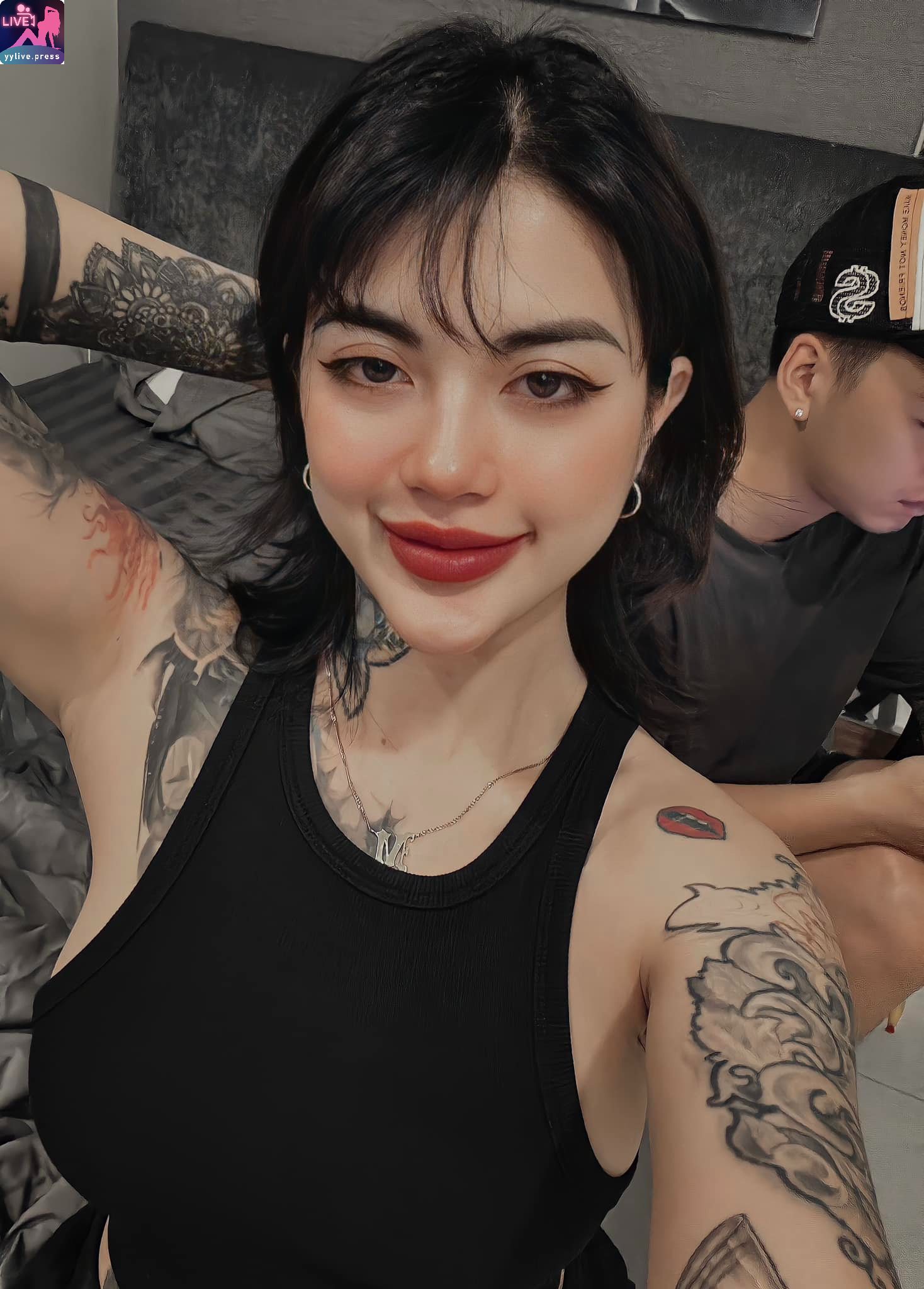 Kim Thanh Bùi 5 Kim Thanh Bùi Diện Áo Ngắn Khoe Hình Xăm Đầy Gợi Cảm 5