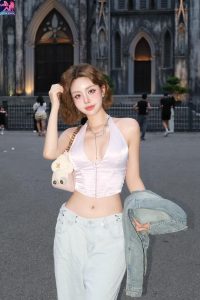 Loạt Ảnh Chu Mạc Thúy Quỳnh Tạo Dáng Đợi Có Trai Đẹp Đến Tán 1