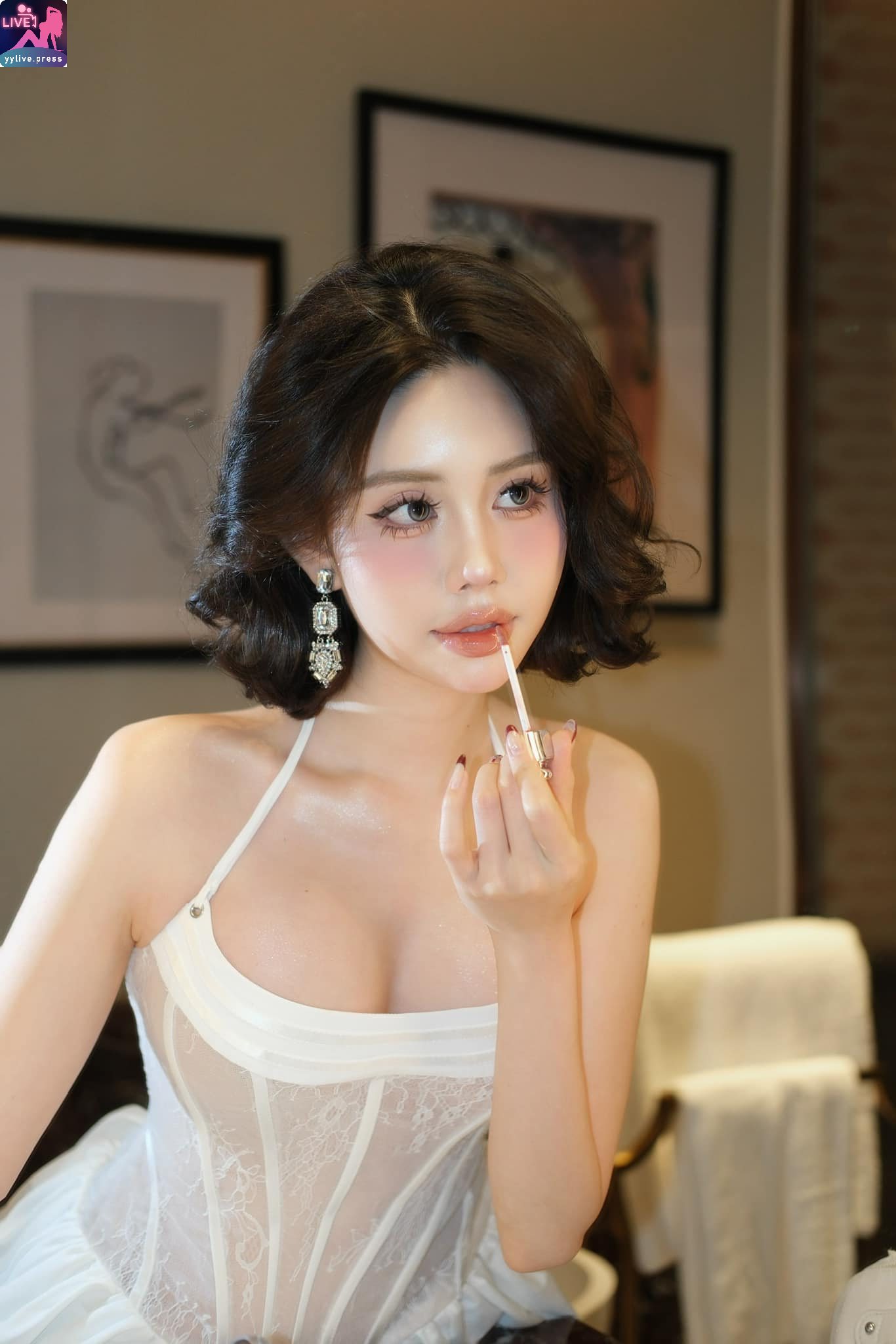  Loạt Ảnh Chu Mạc Thúy Quỳnh Tạo Dáng Đợi Có Trai Đẹp Đến Tán 2