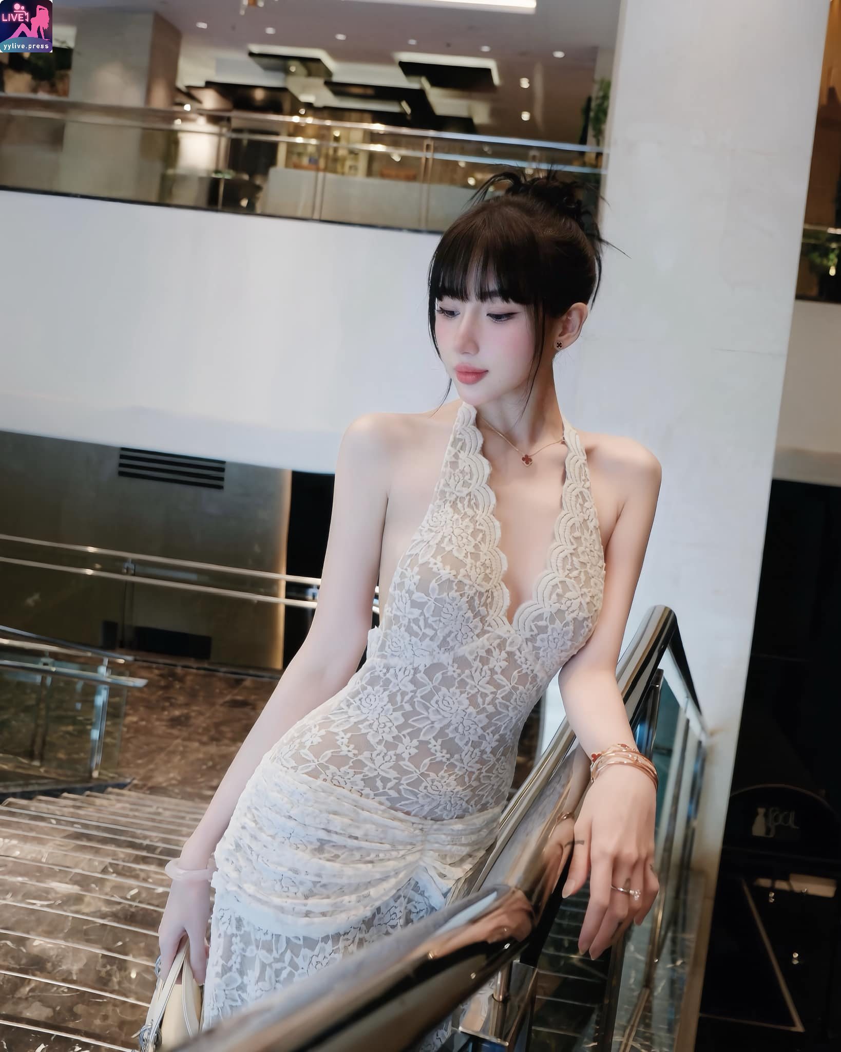 Nguyễn Lâm Hoàng Quyên 3 Nguyễn Lâm Hoàng Quyên Khoe Gương Mặt Thon Dài Trắng Xinh Đẹp 3